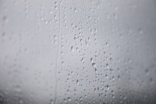 窓ガラスと雨の水滴の写真