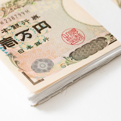 どう見ても、1万円札の束のように見えるの写真