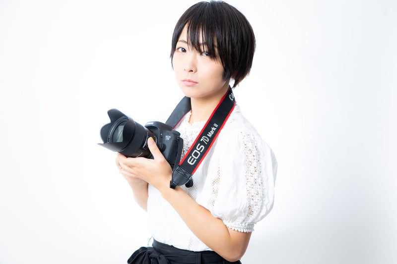 Canon 7D Mark2 を手に取るカメラ女子の写真