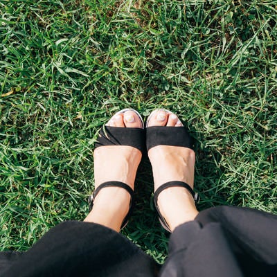 芝生と女性の足元の写真