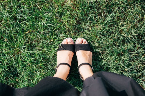 芝生と女性の足元の写真