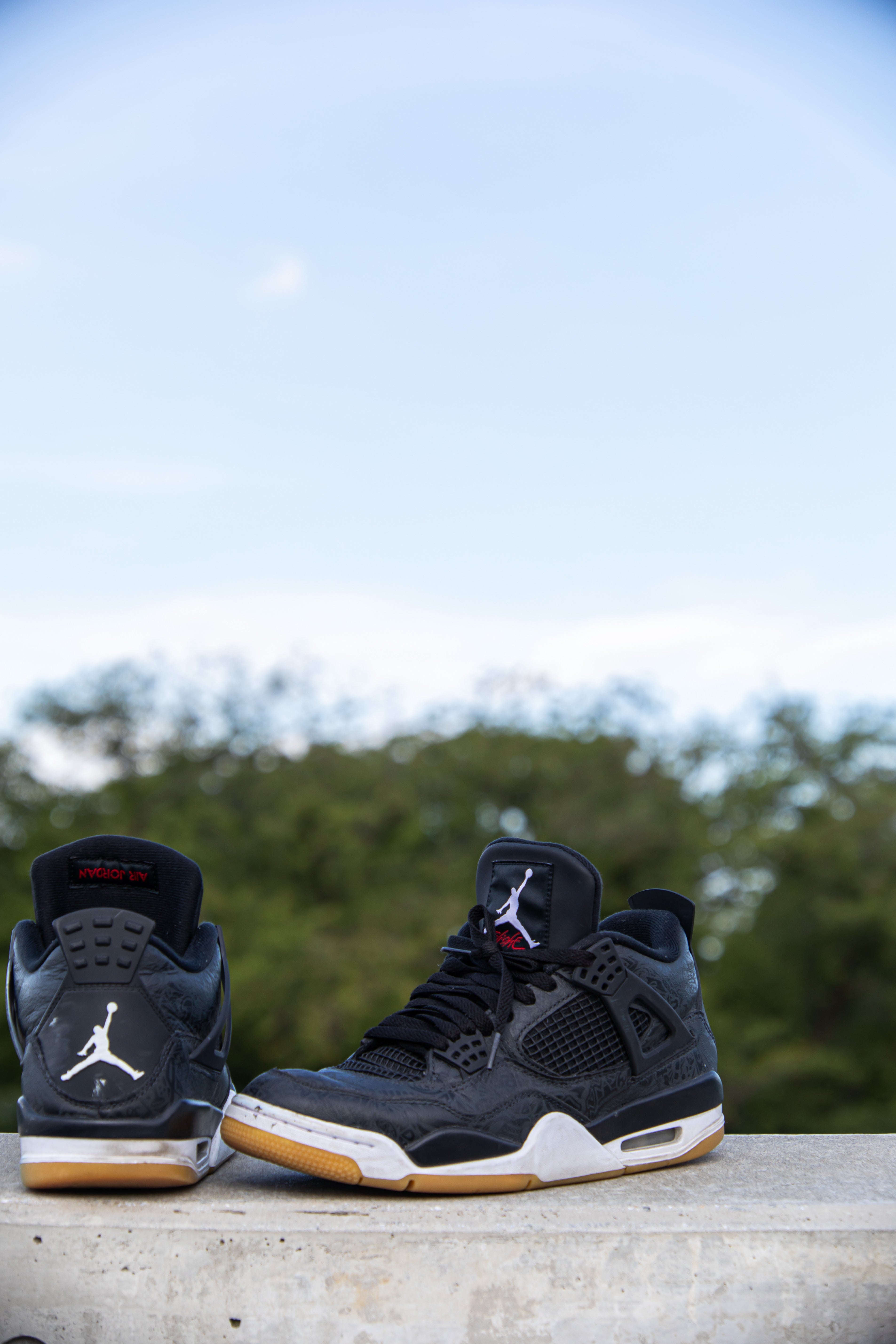 青空の下に置かれたスニーカー（AIR JORDAN4）の無料写真素材 - ID