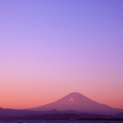 朝焼けの富士山の写真