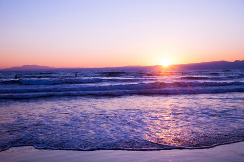 日の出と海の写真