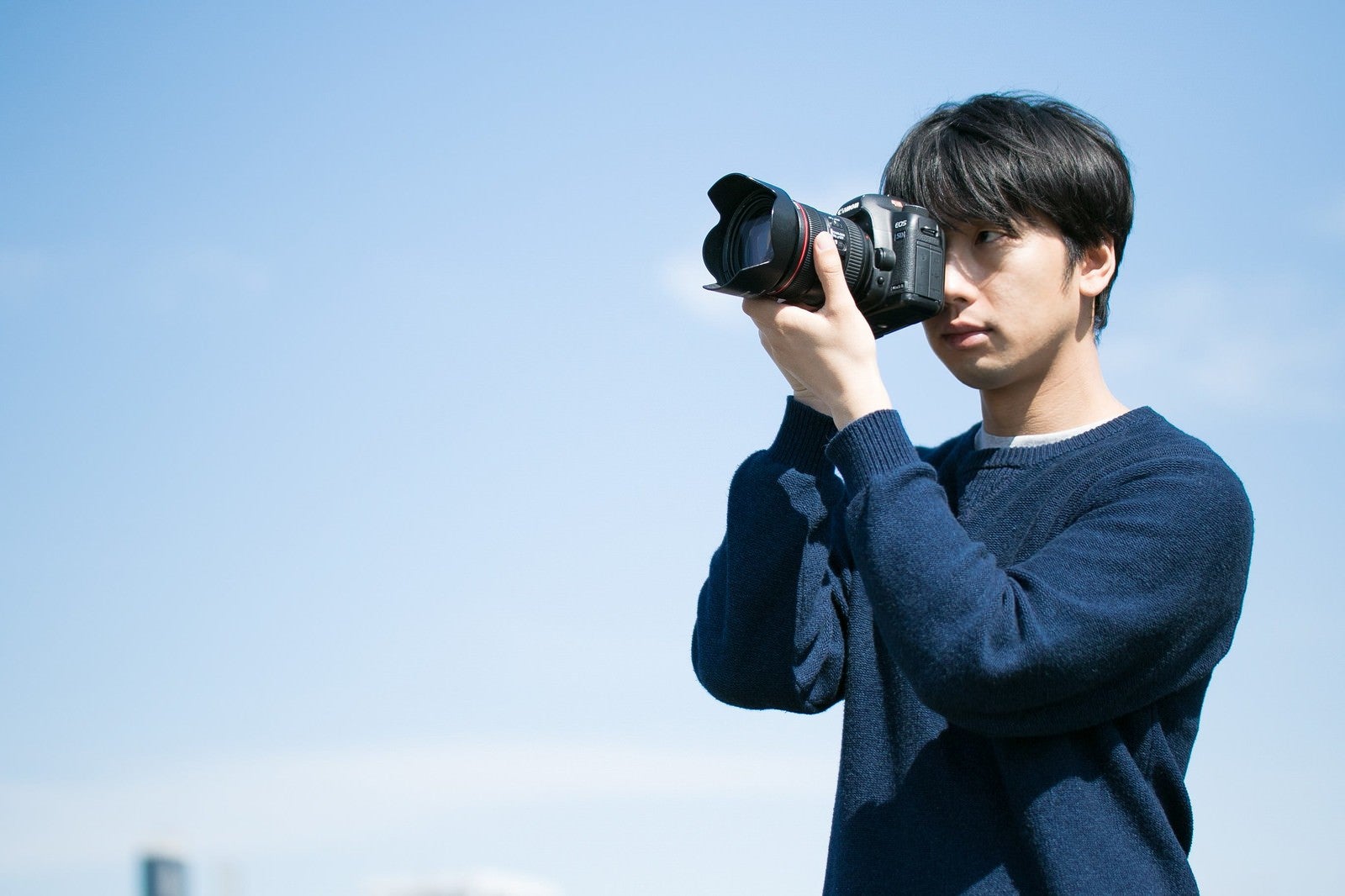 「フルサイズ機でガチ撮り中のカメラ男子」の写真［モデル：大川竜弥］