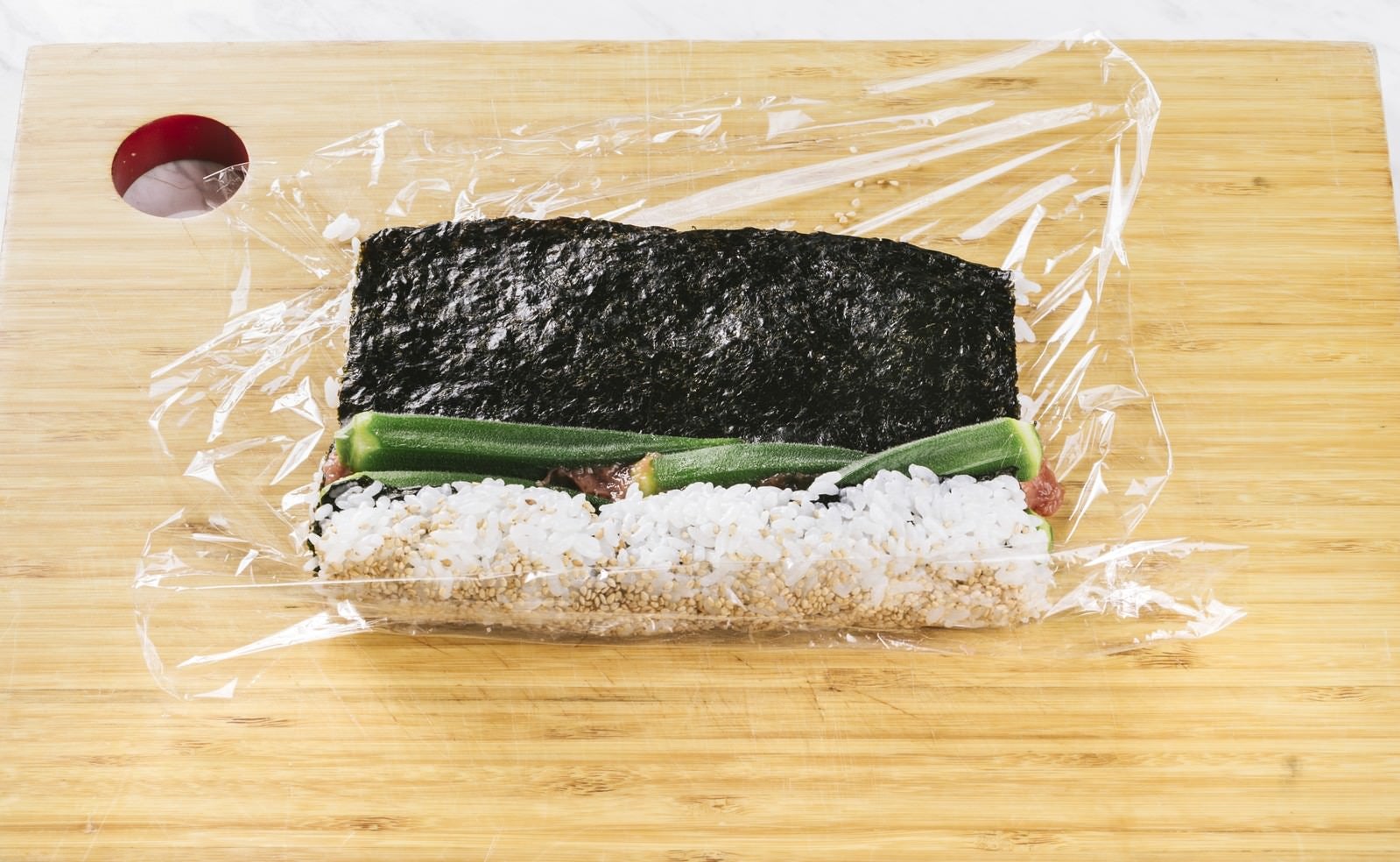 「オクラの裏巻き寿司を作る」の写真