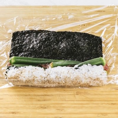 オクラの裏巻き寿司を作るの写真