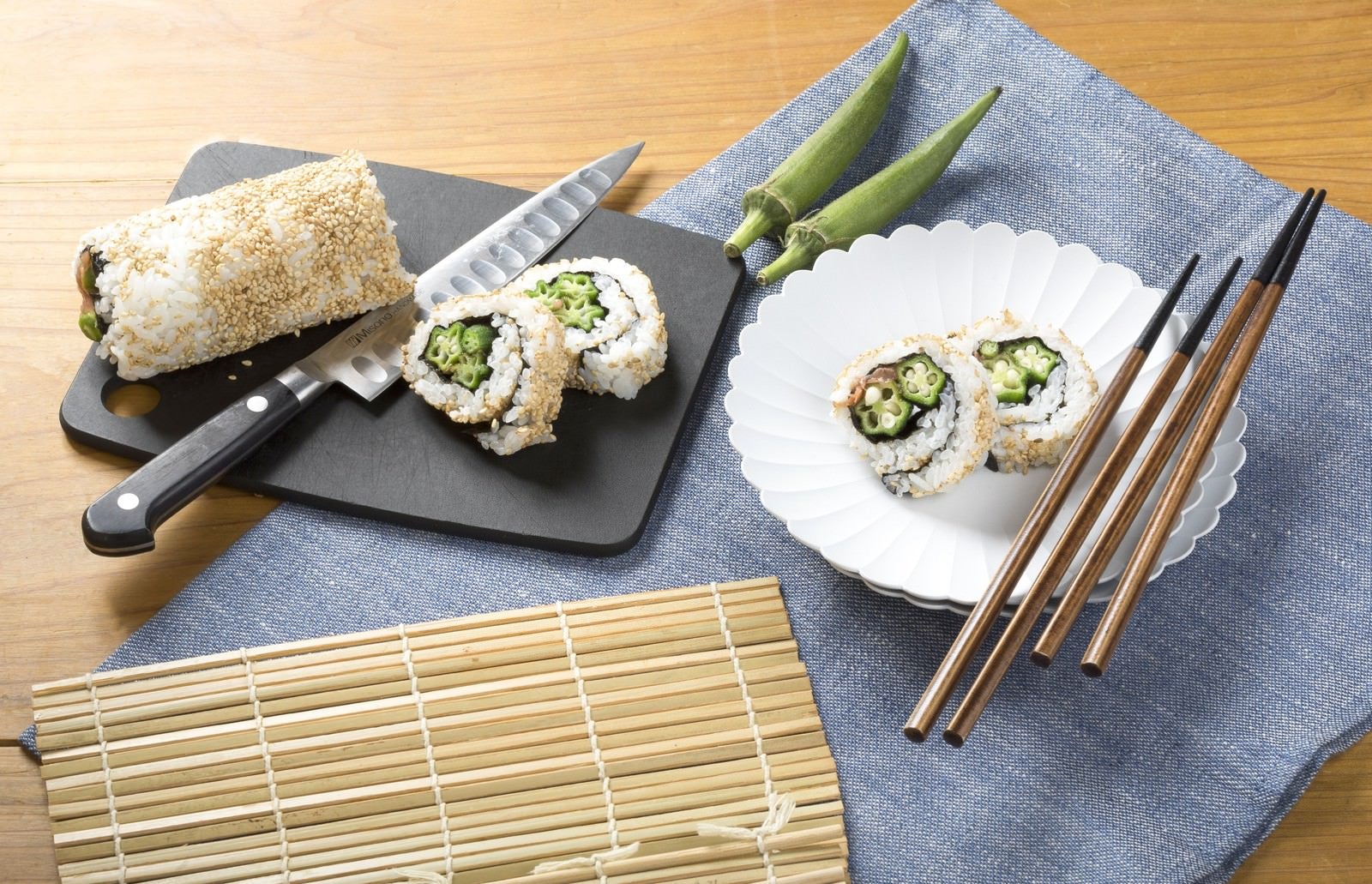 「オクラを使った裏巻き寿司」の写真
