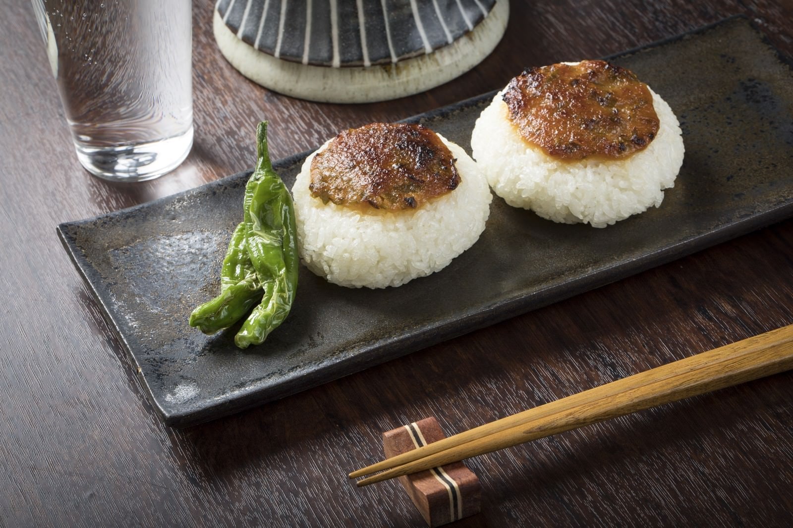 「ししとうと焼きおにぎり」の写真