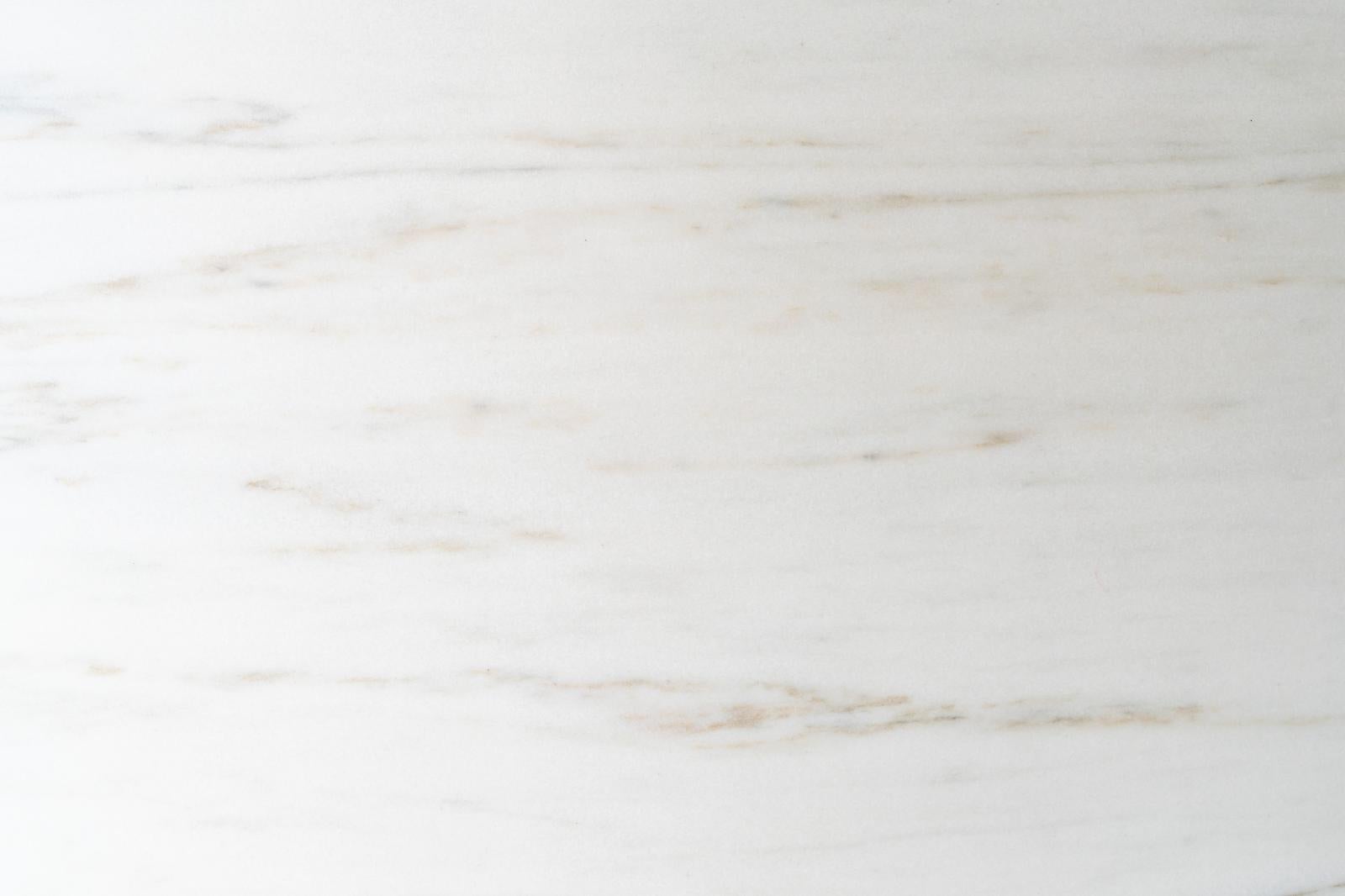 白いベースに自然な木目が横方向に入った木材の板