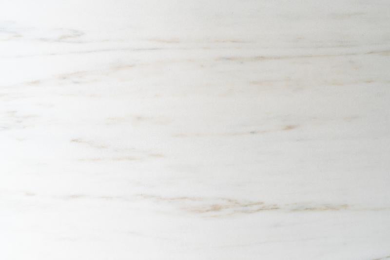淡い色合いとナチュラルな木目が入った白い板材の写真