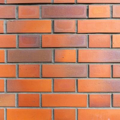 温かみのあるオレンジ色のレンガブロックで作られた壁の写真
