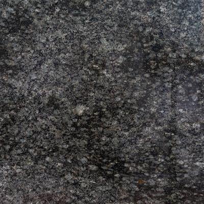 細かい石や砂利が混じった黒いアスファルトの質感ある表面の写真