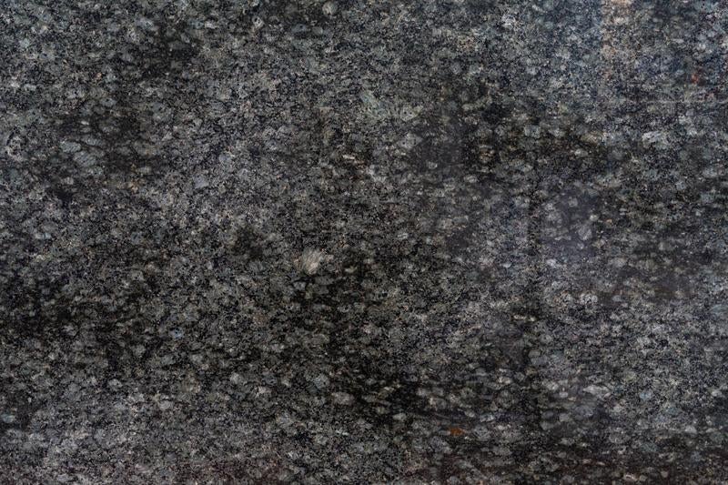 細かい石や砂利が混じった黒いアスファルトの質感ある表面の写真