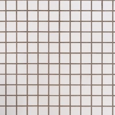 目地の入った白い正方形タイルの写真