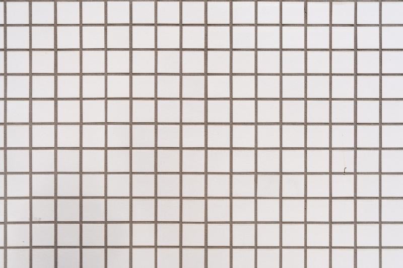 目地の入った白い正方形タイルの写真