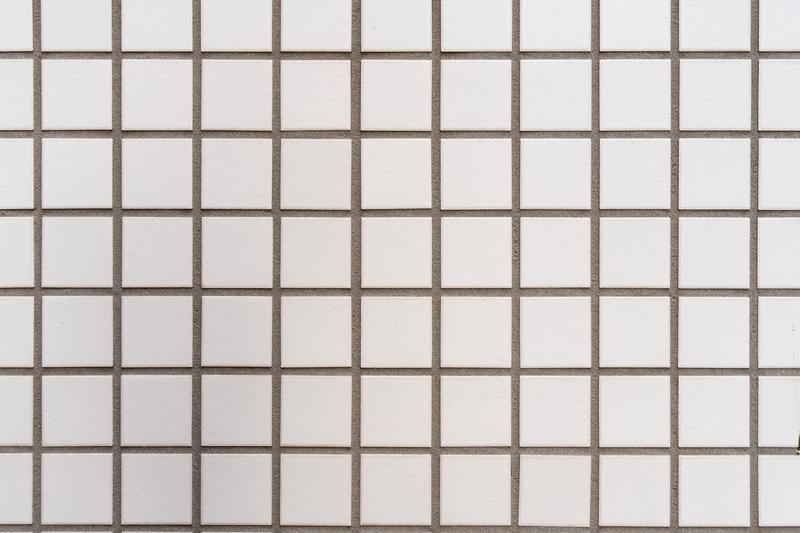 規則的に並んだ白いタイルの格子パターンの写真