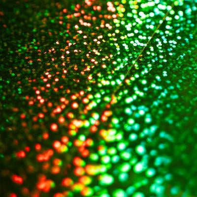 緑の光る粒子のボケの写真