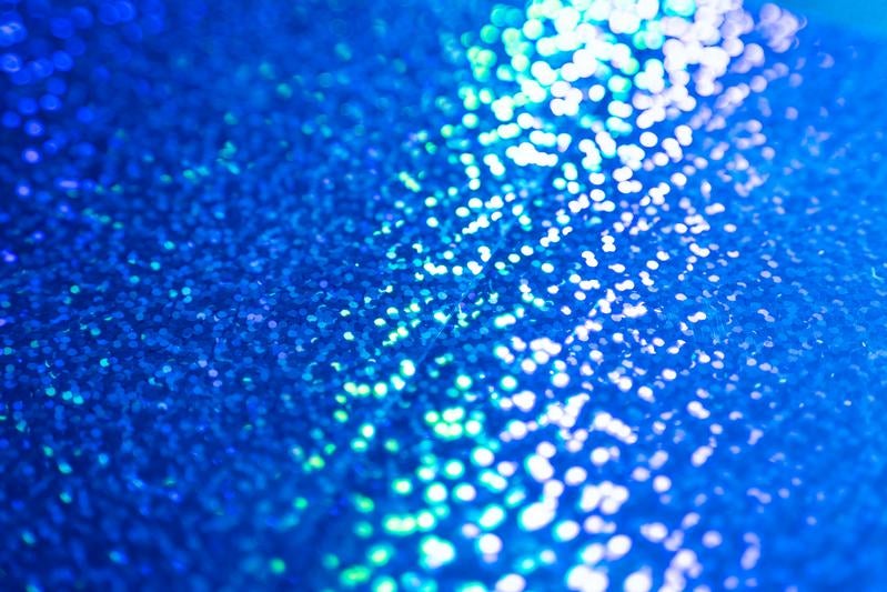 青色基調のキラキラしたボケ効果の写真