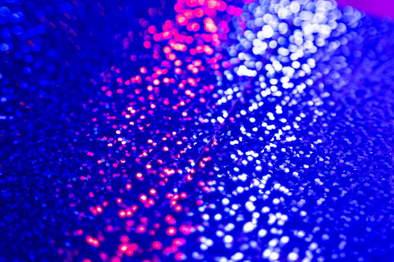 青とピンクの光が混じり合うカラフルなボケ光エフェクト
