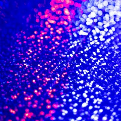 青とピンクのカラフルなボケ光エフェクトの写真