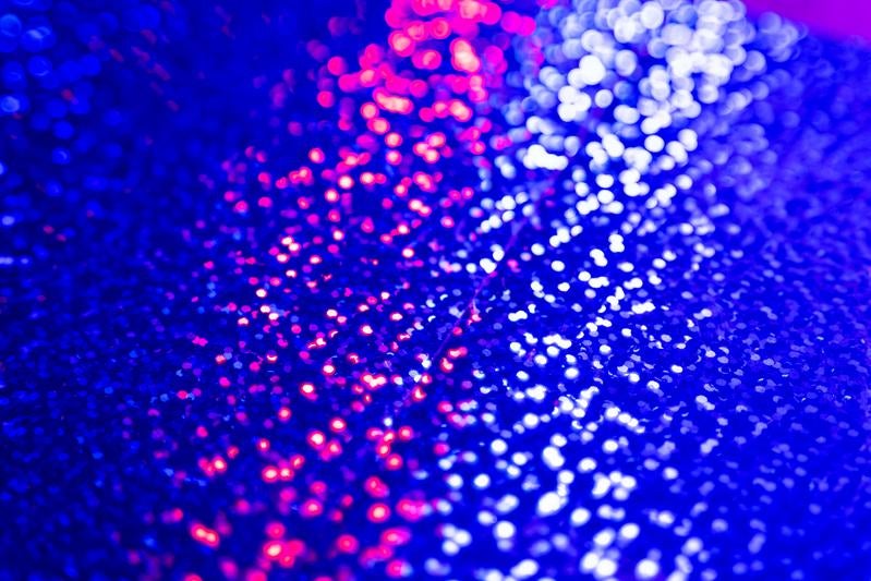 青とピンクのカラフルなボケ光エフェクトの写真