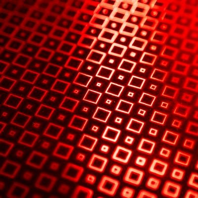 赤い光の幾何学パターンの写真