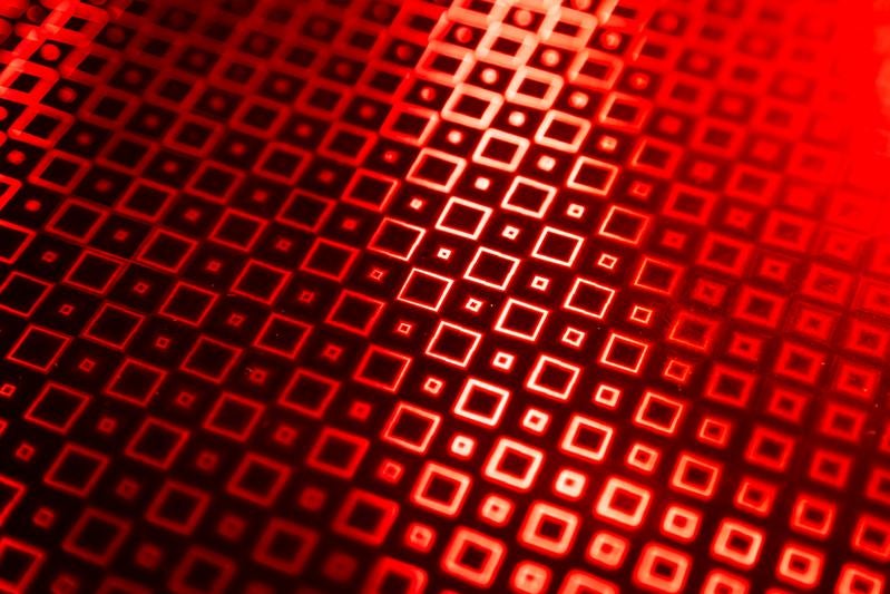 赤い光の幾何学パターンの写真
