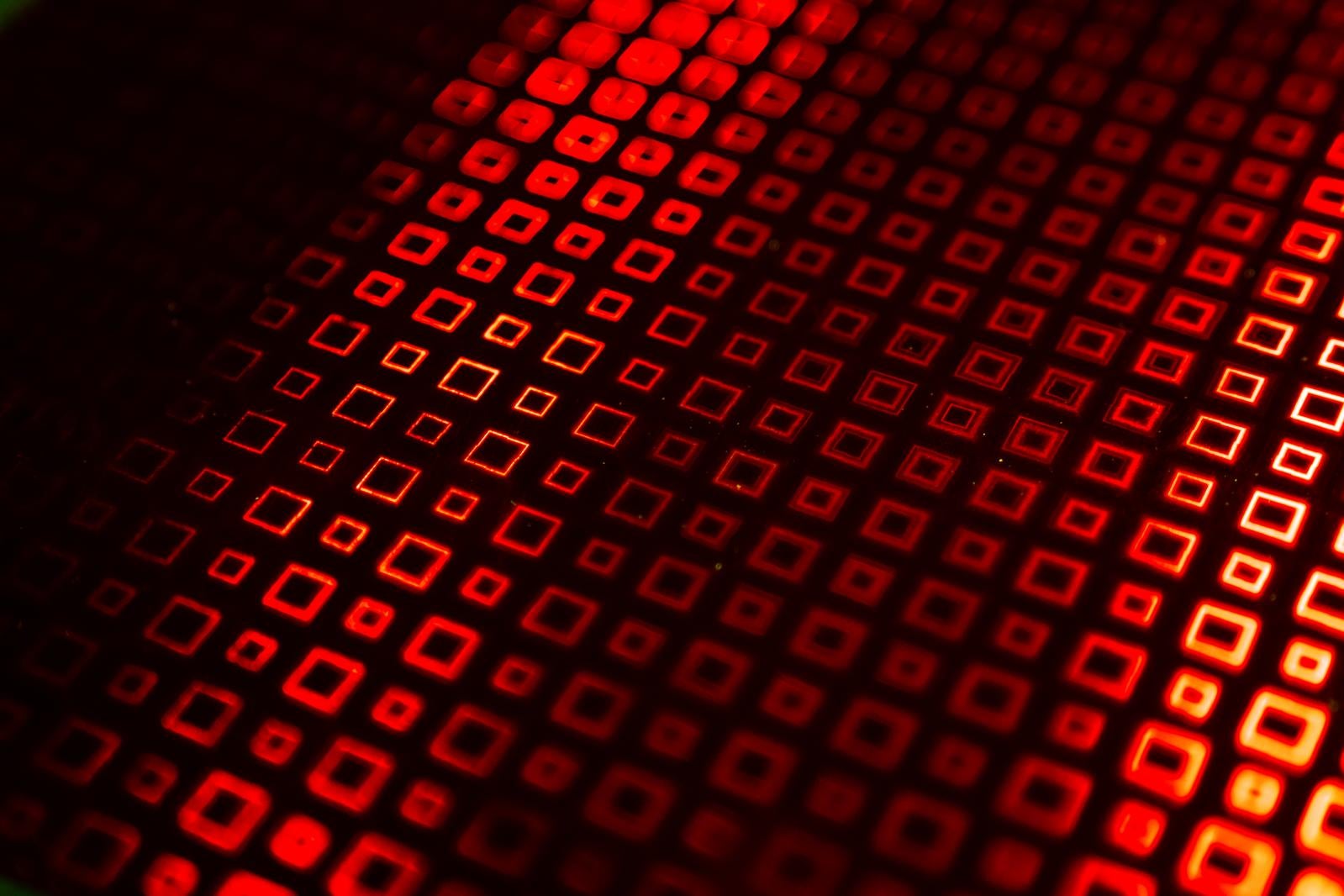 黒い背景に赤く光る正方形が格子状に並んだ幾何学パターン