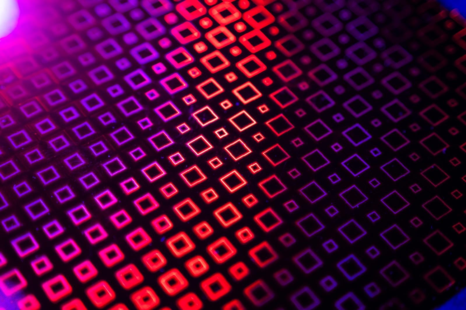 赤から紫へのグラデーションで描かれた正方形パターンのデジタルアート