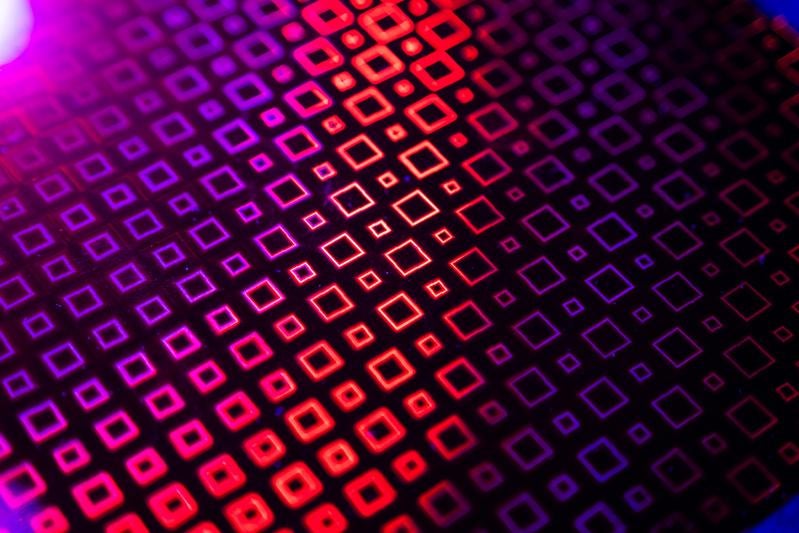 ネオンカラーの正方形パターンの写真