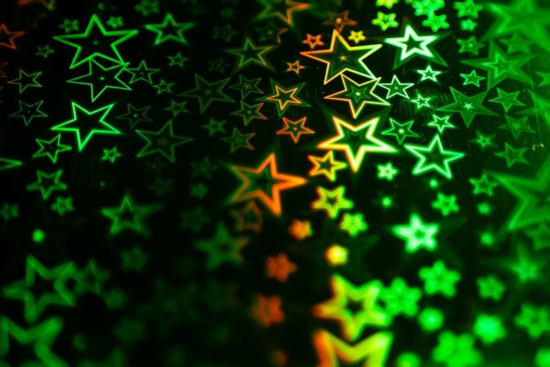 緑とオレンジの星型ライトの写真
