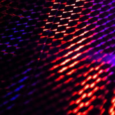 赤と紫のネオン光が斜線状に配列した発光ホログラフィックの写真