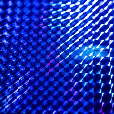 青く光るホログラフィックシートの写真