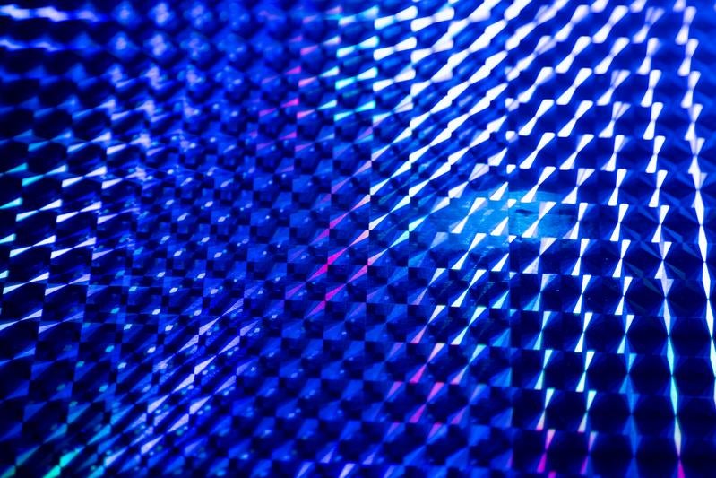 青く光るホログラフィックシートの写真