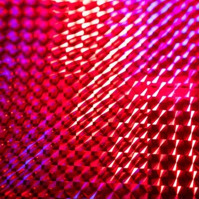 赤く光るホログラムシートの接写の写真