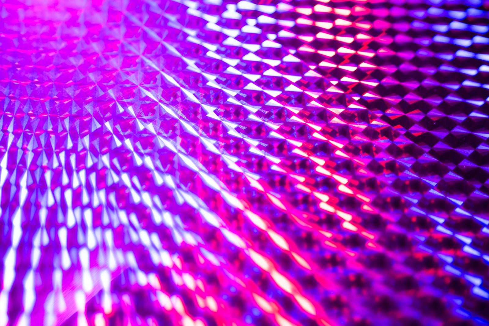 紫とピンク色のホログラフィック光が立体的に配列された背景素材