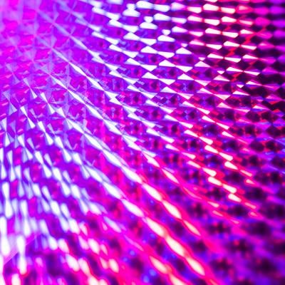 紫とピンクのホログラフィック光の写真
