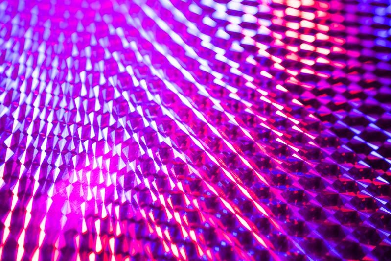 プリズム効果で多層に反射するネオンカラーの写真