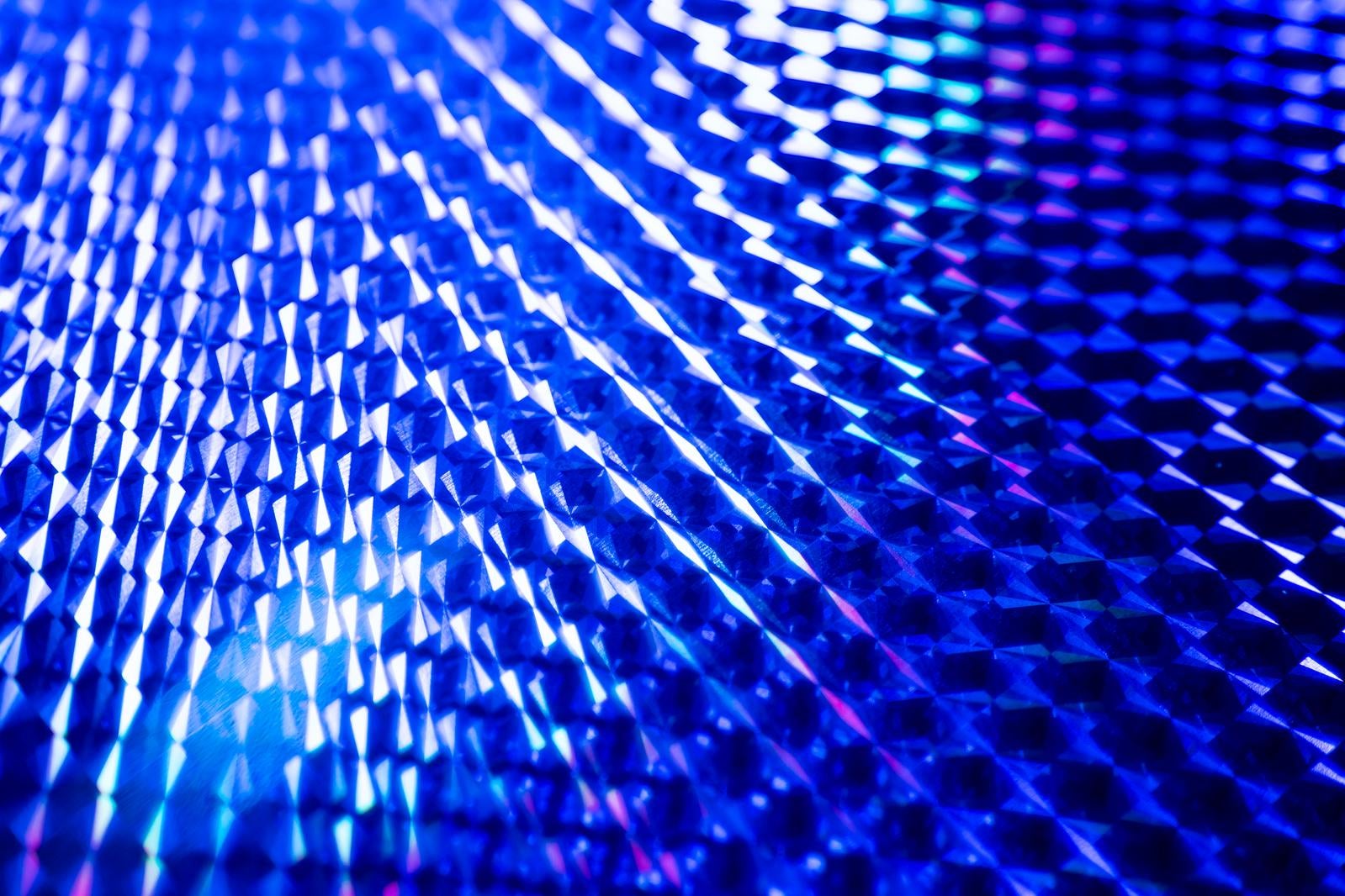 青紫色のホログラム的テクスチャーで、菱形パターンがプリズム光で輝く