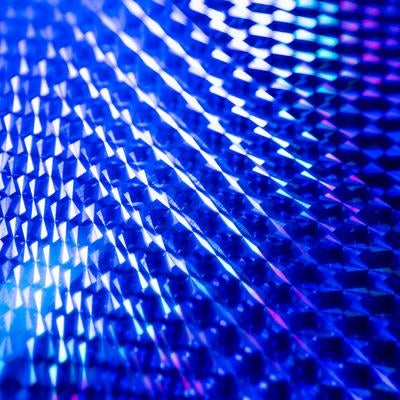 デジタル表現に使えるプリズム効果の光の屈折を表現したホログラムの写真