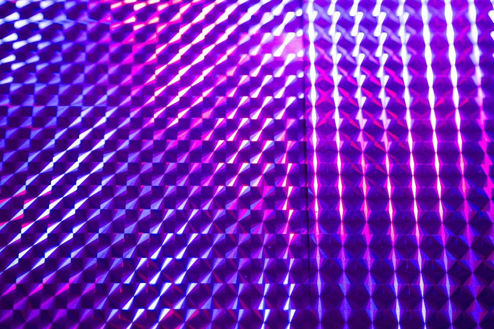 「紫とピンクのホログラム光沢」の写真