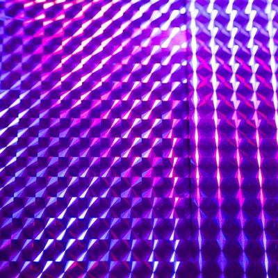 紫とピンクのホログラム光沢テクスチャの写真