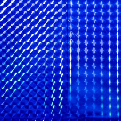 青いホログラム背景に光る幾何学パターンの反射と立体感の写真