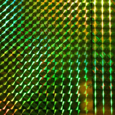 ホログラフィック反射が生み出すプリズムテクスチャの写真