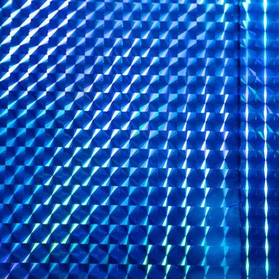 デジタル技術とプリズム効果を表現した青いキラキラネオンの写真