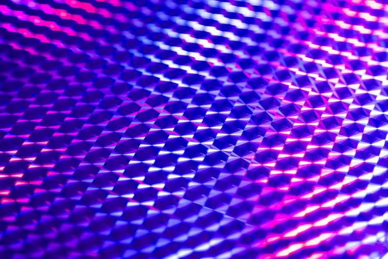 光沢のあるホログラムシートの表面の写真