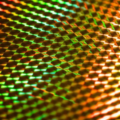 光沢のあるホログラムシートの接写の写真