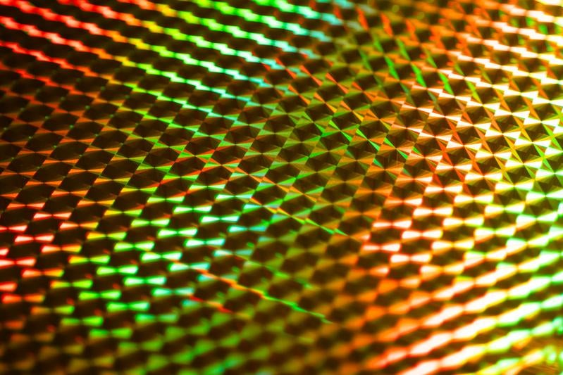 光沢のあるホログラムシートの接写の写真