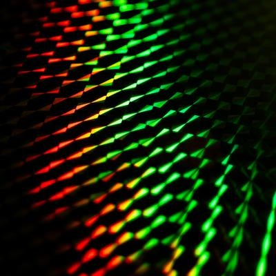 赤から緑へのグラデーション光線とプリズム効果の写真